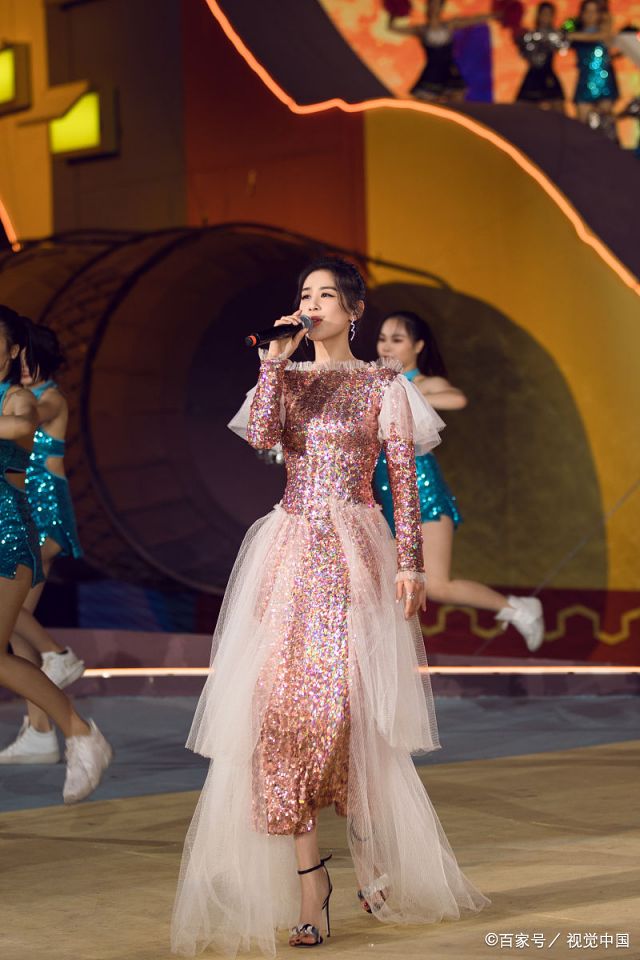 黄圣依穿粉色亮片裙载歌载舞 被赞"锦鲤美人"